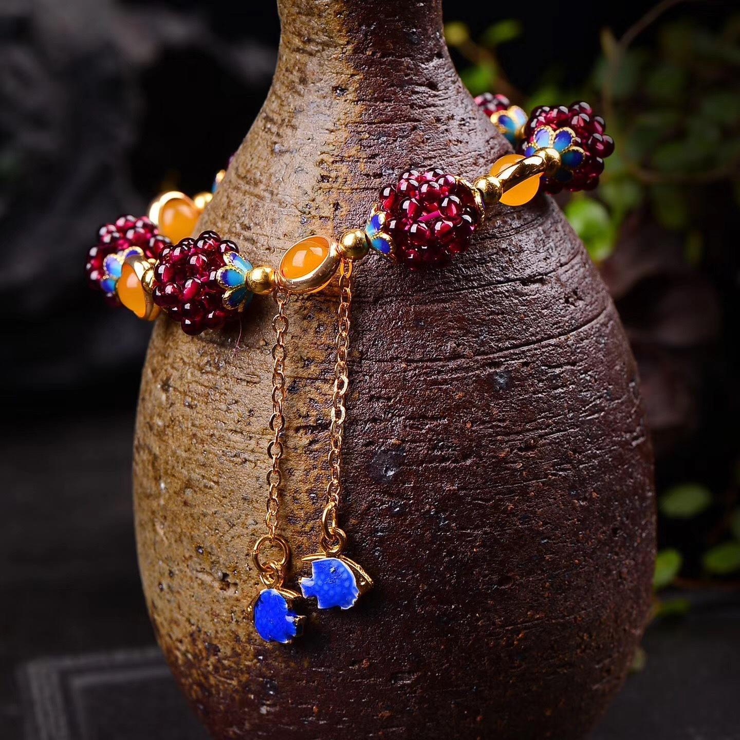 Elegant Vintage-Inspired Natural Crystal Bracelet for Women - Garnet & Amazonite Beads, Perfect for Casual Attire