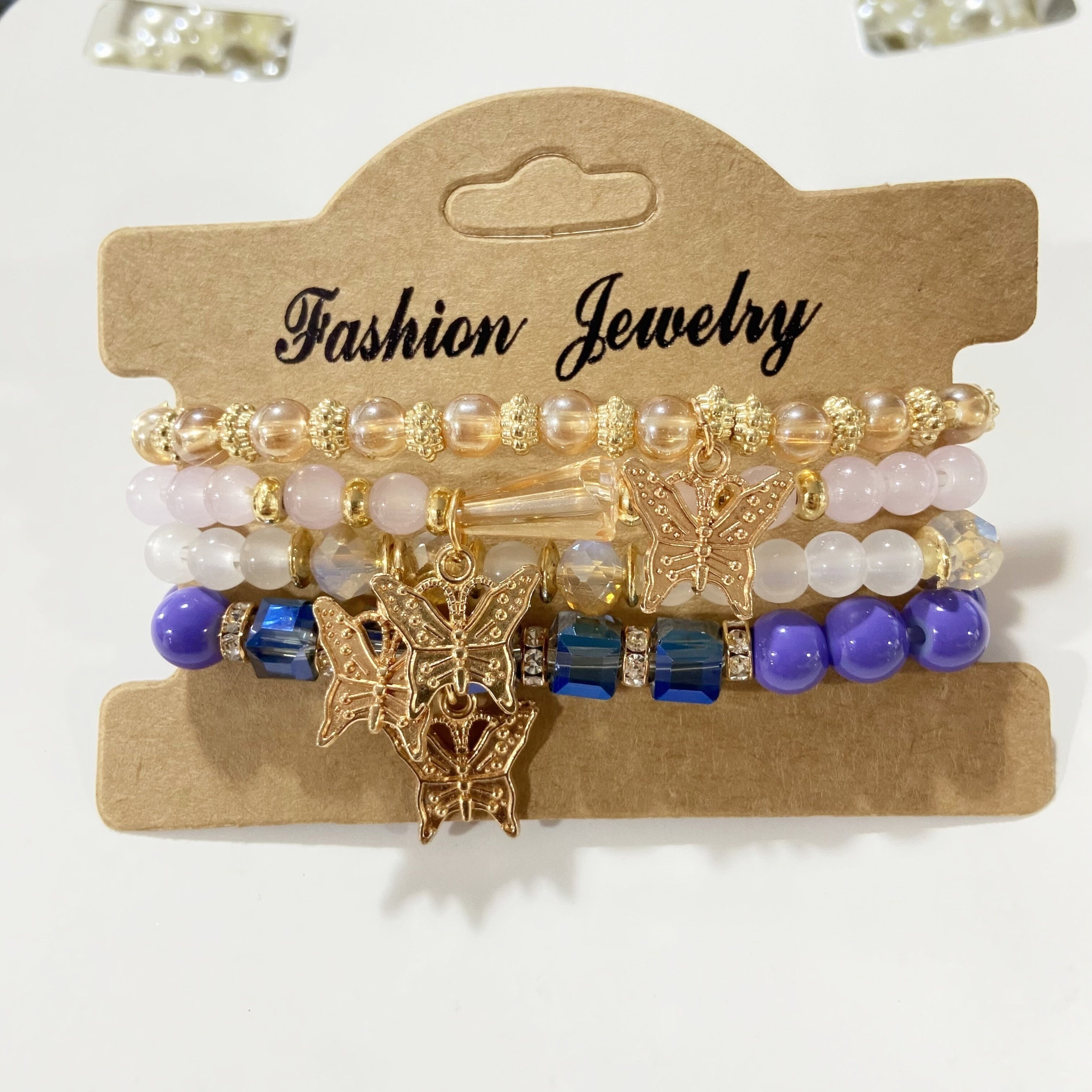 مجموعة أساور بوهيمية مكونة من 4 قطع للنساء - مرصعة بالخرز الوردي والذهبي، متعددة الطبقات، مجوهرات عصرية مرنة مع دلايات، مثالية للعطلات والارتداء اليومي