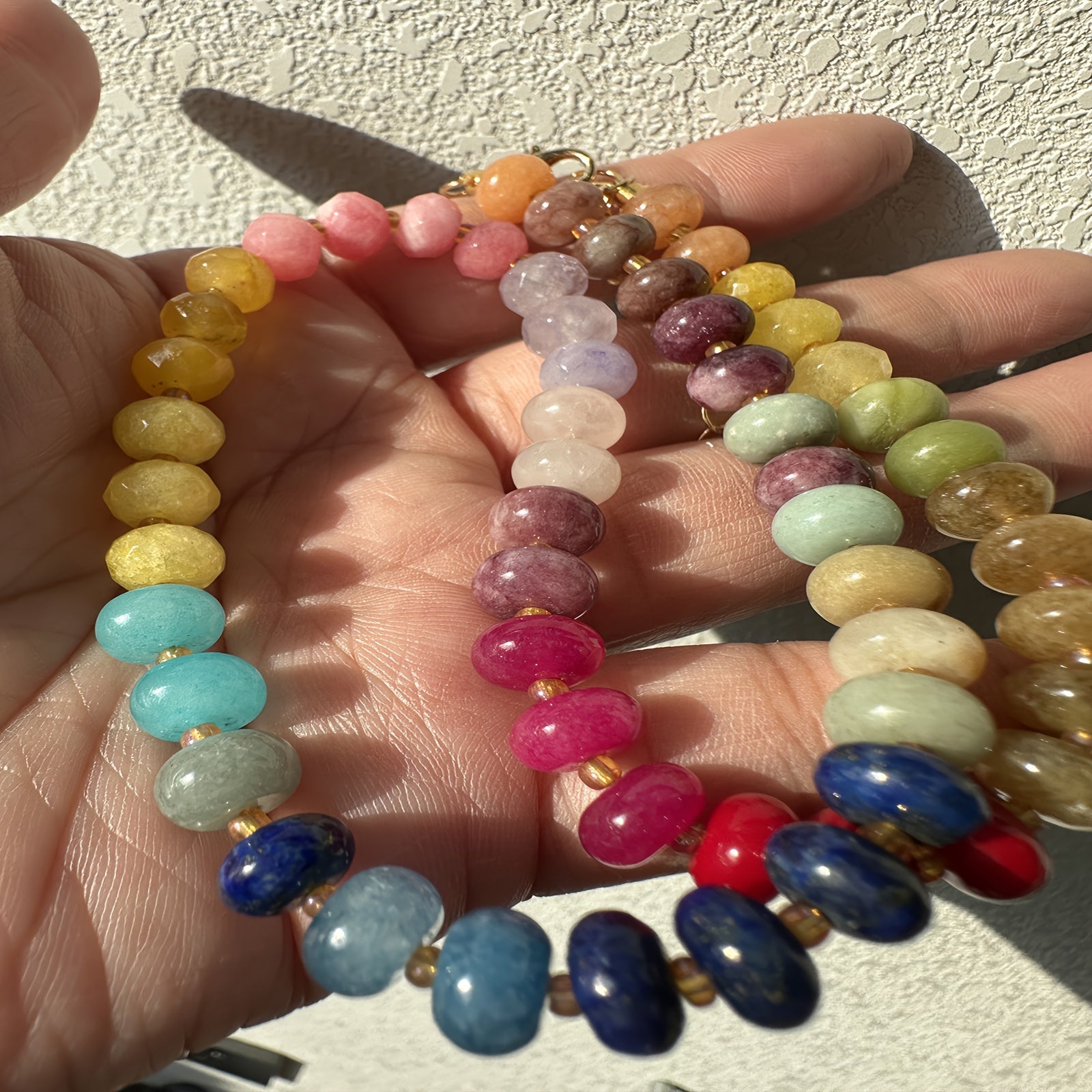 قلادة من الأحجار الكريمة الطبيعية متعددة الأحجار - مجوهرات عصرية فاخرة مع العقيق الأحمر والجمشت واليشم الأبيض والتوباز والفلوريت والفيروز والأكوامارين والعنب والكريستال الوردي - مثالية للارتداء اليومي وهدايا العطلات