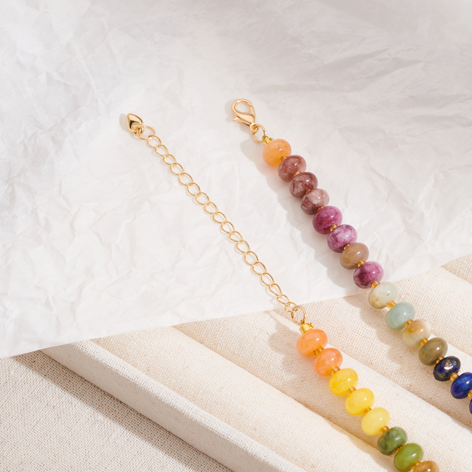 قلادة من الأحجار الكريمة الطبيعية متعددة الأحجار - مجوهرات عصرية فاخرة مع العقيق الأحمر والجمشت واليشم الأبيض والتوباز والفلوريت والفيروز والأكوامارين والعنب والكريستال الوردي - مثالية للارتداء اليومي وهدايا العطلات