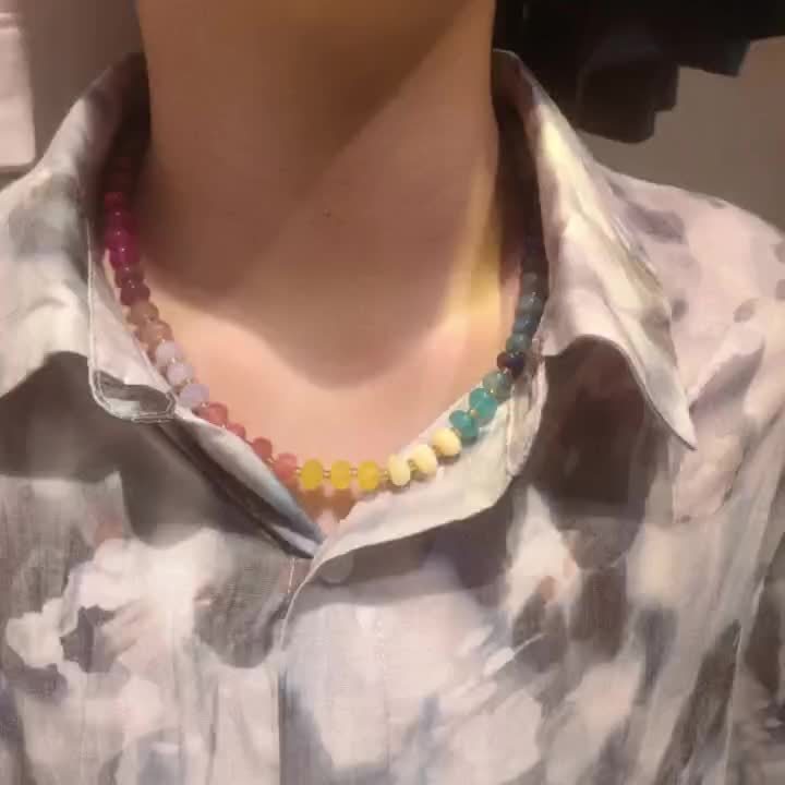 قلادة من الأحجار الكريمة الطبيعية متعددة الأحجار - مجوهرات عصرية فاخرة مع العقيق الأحمر والجمشت واليشم الأبيض والتوباز والفلوريت والفيروز والأكوامارين والعنب والكريستال الوردي - مثالية للارتداء اليومي وهدايا العطلات