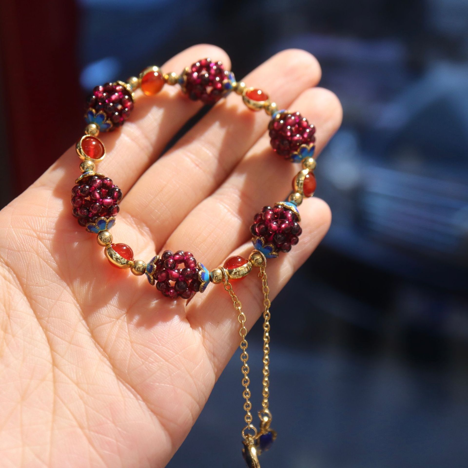 Elegant Vintage-Inspired Natural Crystal Bracelet for Women - Garnet & Amazonite Beads, Perfect for Casual Attire