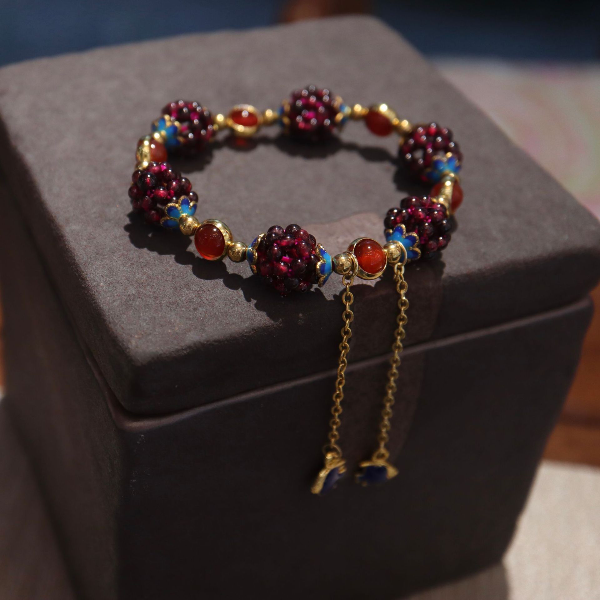 Elegant Vintage-Inspired Natural Crystal Bracelet for Women - Garnet & Amazonite Beads, Perfect for Casual Attire