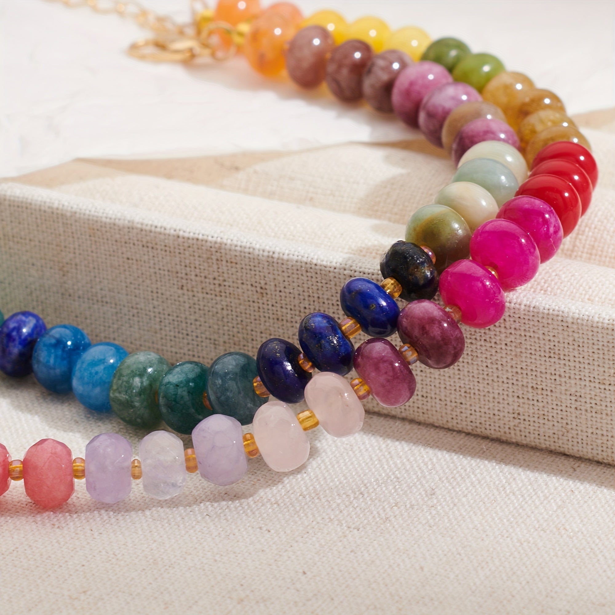 قلادة من الأحجار الكريمة الطبيعية متعددة الأحجار - مجوهرات عصرية فاخرة مع العقيق الأحمر والجمشت واليشم الأبيض والتوباز والفلوريت والفيروز والأكوامارين والعنب والكريستال الوردي - مثالية للارتداء اليومي وهدايا العطلات