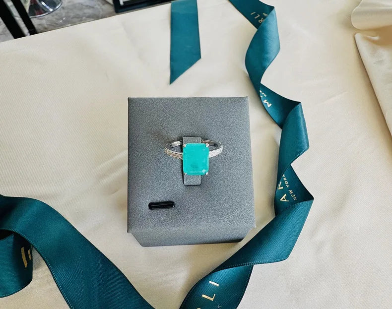 Fashionable 8 * 10mm Rectangular Chamfered Simulated Emerald Pure Silver Emerald Ring Jewelry