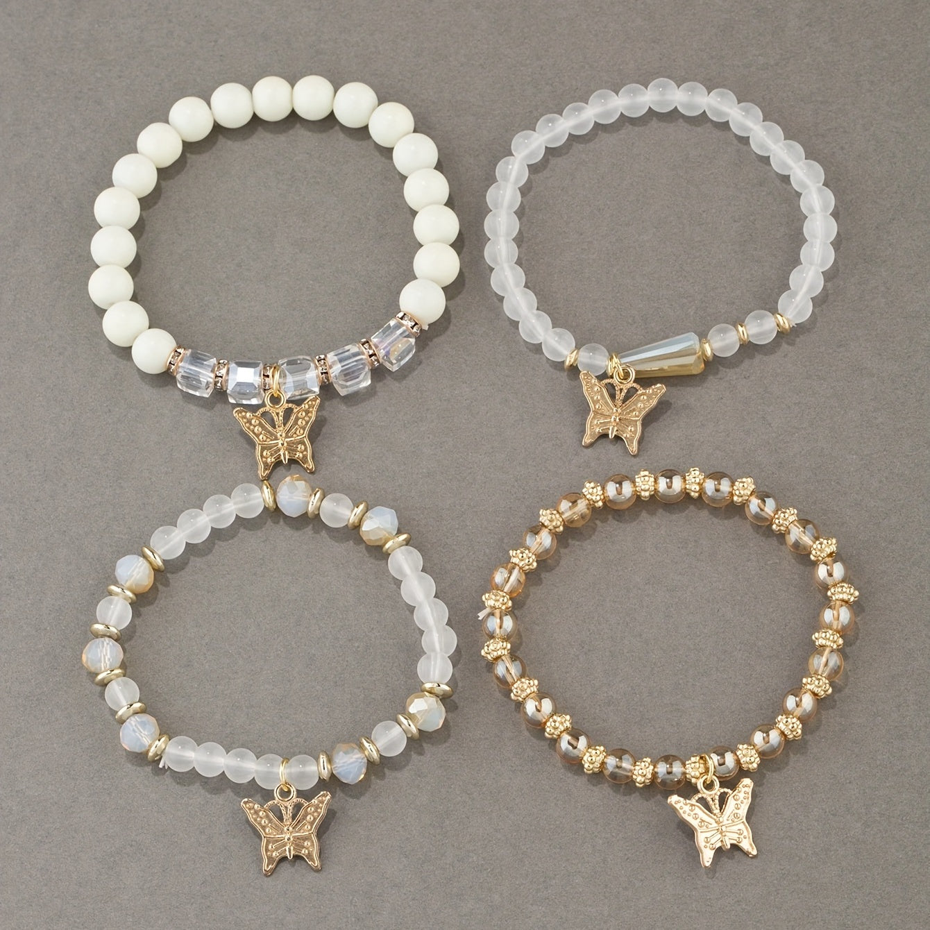 مجموعة أساور بوهيمية مكونة من 4 قطع للنساء - مرصعة بالخرز الوردي والذهبي، متعددة الطبقات، مجوهرات عصرية مرنة مع دلايات، مثالية للعطلات والارتداء اليومي